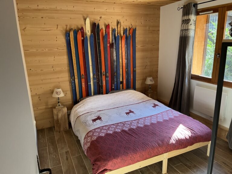 Chambre à coucher du chalet rose des neiges dans les Alpes